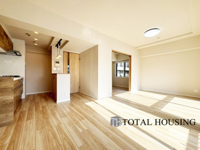 【居間・リビング】 | アルファレックス・南十一条 | 通風・採光に優れ、優しく心地よい光と風が溢れています。豪華で贅沢な素晴らしい居住性と、心を満たすハイクオリティが見事に調和した住み心地を心ゆくまでご堪能ください。