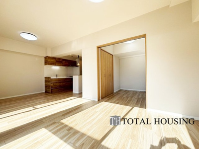 【居間・リビング】 | アルファレックス・南十一条 | LDKと洋室の間の扉を開けることで、開放感あふれる空間に！
どちらの居室にも大きな窓がある為、リビング全体が明るい陽光に包まれます。