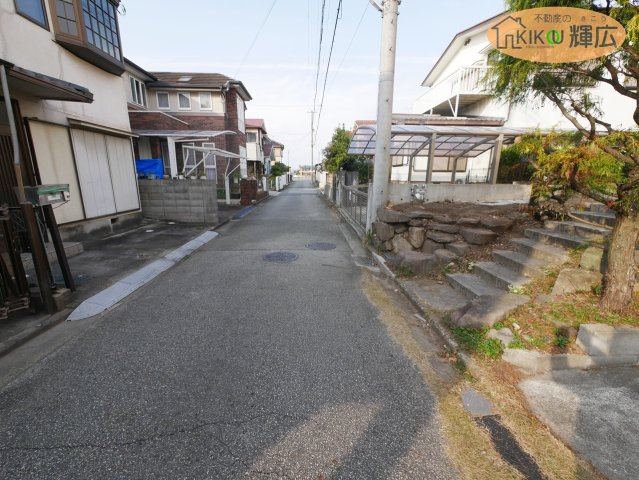 加古川市野口町北野　中古戸建の前面道路含む現地写真