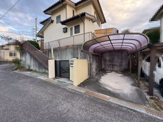 【前面道路含む現地写真】 | 光明台２丁目　中古戸建 | お部屋を広く利用するために収納スペースが全室付いています♪