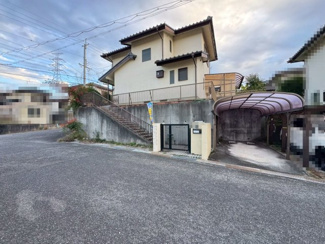 【前面道路含む現地写真】 | 光明台２丁目　中古戸建 | 約６帖の和室はリビングに隣接してますので、繋げると広々お使い頂けますよ！来客時にも嬉しいですね！