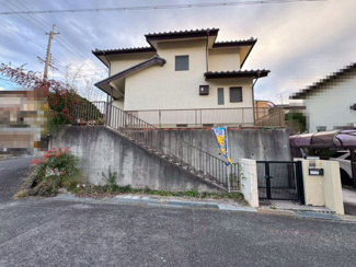 【前面道路含む現地写真】 | 光明台２丁目　中古戸建 | 【閑静な住宅地でのびのび子育て】閑静な住宅地で子育て家族にピッタリ。毎日のお散歩も快適な緑に恵まれたエリアです。