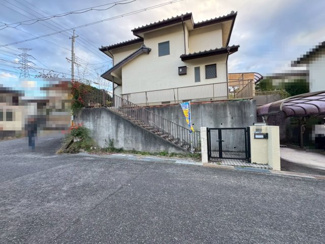 【前面道路含む現地写真】 | 光明台２丁目　中古戸建 | お料理に集中しやすい壁付けキッチンです！広いキッチンスペースで使い勝手がいいですよ♪