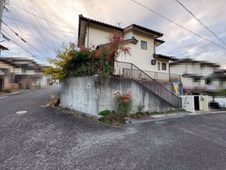 【前面道路含む現地写真】 | 光明台２丁目　中古戸建 | ＬＤＫ約２１帖！大きな窓のあるリビングは、陽光あふれる明るい空間です。居心地良く、ご家族皆がゆったり寛げる憩いの空間となりそうです♪