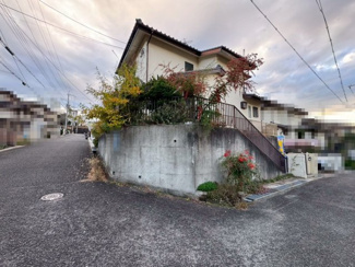 【前面道路含む現地写真】 | 光明台２丁目　中古戸建 | トイレ内に窓があるので、換気しやすく匂いもこもりませんね！