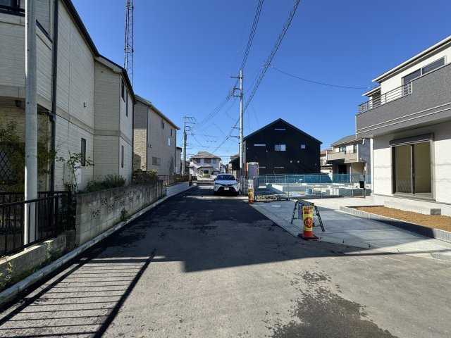 松戸市中和倉新築戸建【八ヶ崎小学校：9分】の前面道路含む現地写真|南側前面道路・幅員約5.2ｍ