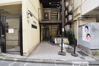 【エントランス】 | マンションの正面エントランス。出入りする人間を癒してくれるマンション入り口であり、その建物の「顔」でもあります。～即日のご見学可能～　お問合せはお気軽にどうぞ。
