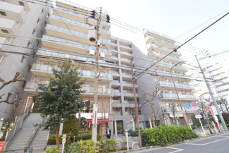【外観】 | 手入れの行き届いた外壁やエントランスなど、「見ればわかる」レベルで清潔感を保ったマンションです。築年数を感じさせない姿で皆様をお出迎えします。～即日のご見学可能～　お問合せはお気軽にどうぞ。