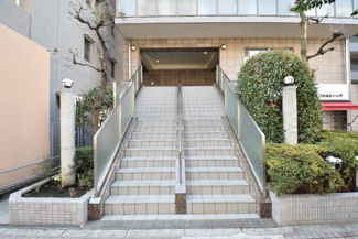 【エントランス】 | オートロックを備えた、マンションのエントランス。やはりセキュリティの観点は欠かすことができません。皆様を“安全”に送り出し、出迎えてくれます。～即日のご見学可能～　お問合せはお気軽にどうぞ。