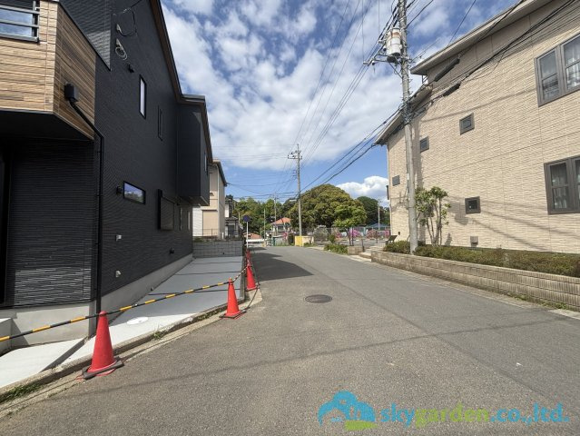 伊勢原市第3高森　新築戸建　全3棟3号棟の前面道路含む現地写真