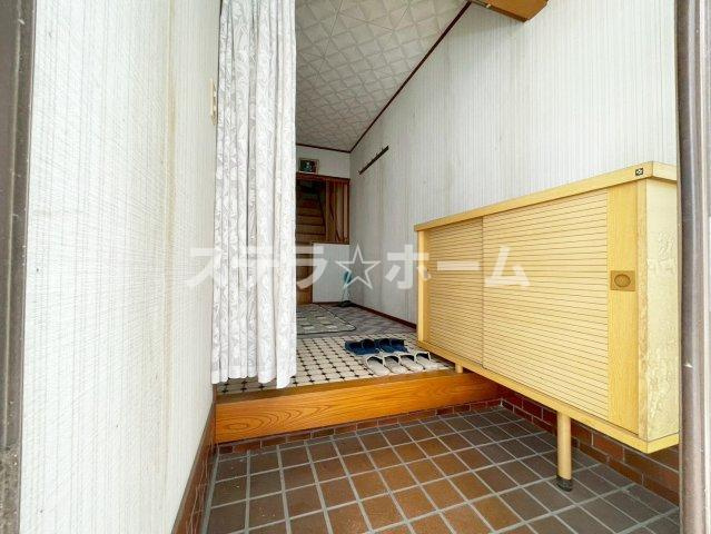 高倉町2 中古戸建の玄関|収納もある玄関です