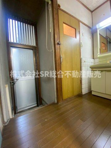 稲田本町1丁目中古テラスハウスの脱衣所|脱衣場には勝手口があり湿気がこもりません！