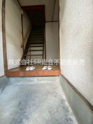 稲田本町1丁目中古テラスハウスの玄関|玄関にシューズボックスを置いても広く使えます！