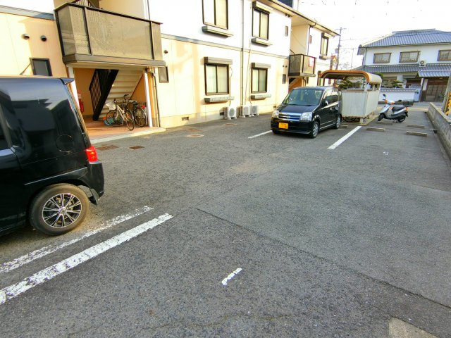 サンモール西井の駐車場