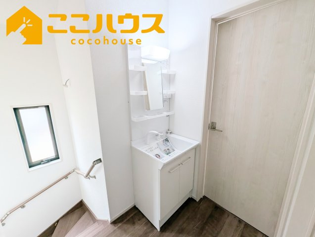 豊見城市渡橋名浜原　新築戸建て　全39区画　26号棟の独立洗面台|2階にも洗面台がございます♪