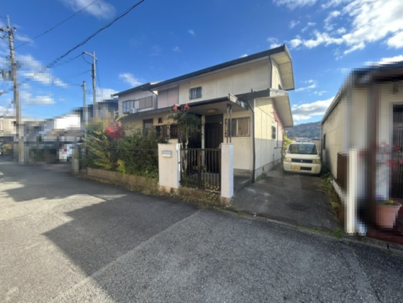 亀岡市篠町野条馬場前の前面道路含む現地写真|前道幅員は約4.3ｍ。間口が広く、ゆったりとした敷地です。