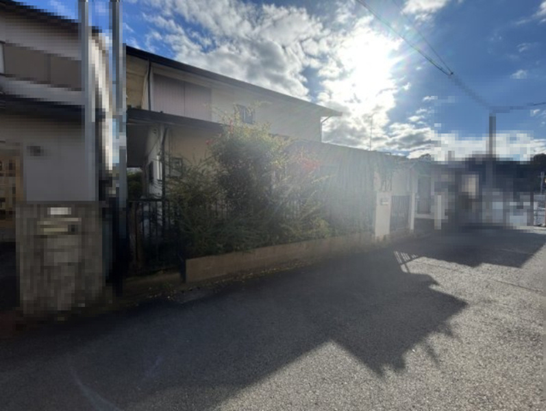 亀岡市篠町野条馬場前の前面道路含む現地写真|北向きの接道ですが、南側は現況建物がなく、開放感がございます。