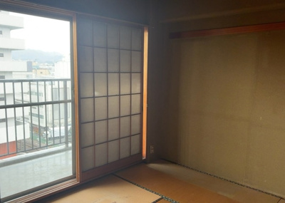 【寝室】 | ローズハイツ八王子Ｂ棟 | 寝室でゆっくりと過ごすためにはベッド周りの適度な空間を担保することや窓の位置、照明の明るさ、寝室の広さなどを考える必要があります。自身や家族の構成とライフスタイルに併せて寝室にする部屋を選びましょう！
