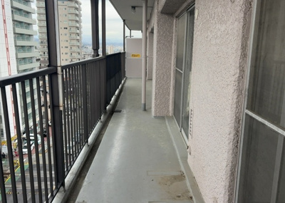 【バルコニー】 | ローズハイツ八王子Ｂ棟 | バルコニーは、室外の専用スペースのうち、「屋根がなく開放された空間」であるものを指します。ベランダより広いタイプのものが多く、日当たりもよいため家庭菜園などを楽しみたい人にとって適した環境となります。