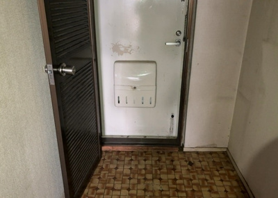 【玄関】 | ローズハイツ八王子Ｂ棟 | 玄関は家の顔でもあり、家族以外の目にも止まる場所です。玄関は外との間を仕切る扉、靴などをしまっておく収納スペース、靴脱ぎのたたきスペース、来客とのやり取りをするドアホンなど複数のアイテムからなります。