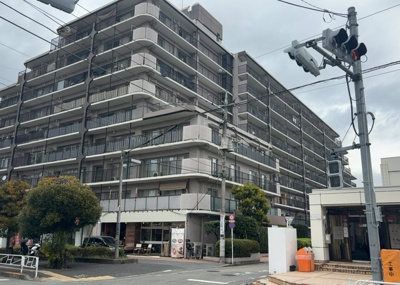 【外観】 | ローズハイツ八王子Ｂ棟 | 外観はマンション管理がされているかの目安になります。築年数が古いと、壁面は劣化してひび割れが生じることも！建物が古びていても細かいところが修繕されていると、きちんと管理されているなぁと感じるでしょう。