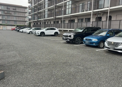 【駐車場】 | ローズハイツ八王子Ｂ棟 | 車一台あたりに必要なスペースは、標準サイズの普通自動車で横幅2m50cm、長さ5mは必要になります。ただし、乗降のことも考慮して横幅3m30cm、長さ5m50cmほどは確保できるところを選びましょう。
