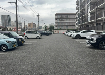 【駐車場】 | ローズハイツ八王子Ｂ棟 | 駐車場と明記されていても、最小スペースでつくられた駐車場だと大型車は駐車できなかったり、出入りしにくくなったりする可能性があります。お車のサイズと購入したい物件の駐車場のサイズを現地で確認しましょう。