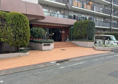 【庭】 | ローズハイツ八王子Ｂ棟 | 物件によっては、入居者が個人的に使用できる専用庭がついているものもあります。また、住宅の中にある土間の部分を庭と呼ぶこともあります。庭の用途は住む人によって変わり、それによってデザインもさまざまです。