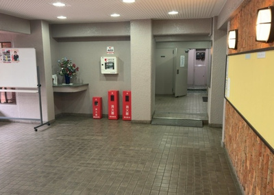 【ロビー】 | ローズハイツ八王子Ｂ棟 | ラウンジは、マンションの共用スペースに椅子やテーブルなどを配置した利用者が寛げる空間です。屋内型ラウンジと屋外型ラウンジがあります。共用部分の管理状況と合わせて、詳細については現地でご確認ください。