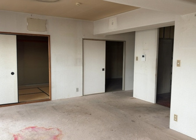 【ダイニング】 | ローズハイツ八王子Ｂ棟 | ダイニングは、食事や家族の団らんスペースとしてだけではなく、ほかの用途としても使用することができます。ダイニングテーブルを置き、食事のためのスペースを作ることでリビングとの差別化を図ることができます。