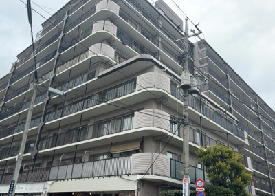 【外観】 | ローズハイツ八王子Ｂ棟 | ＲＣ造、Reinforced Concreteは直訳すると補強されたコンクリートです。主に柱や梁・床・壁が鉄筋とコンクリートで構成おり、鉄筋を組んだ型枠にコンクリートを流し込んで固めたものを指します。
