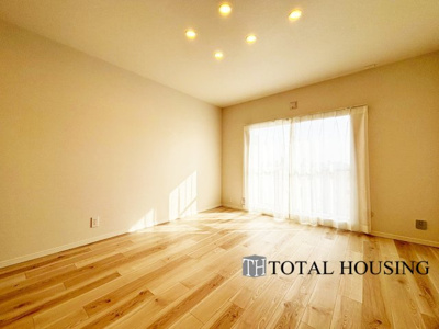 【居間・リビング】 | ナカビシグランドハイツ琴似 | 南東向きに大きく開いた窓からは、明るい陽射しが射し込みます。
爽やかな風が吹き抜ける心地良いリビングには、自然と家族が集まります。