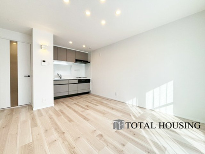 【居間・リビング】 | ナカビシグランドハイツ琴似 | 柔らかな色合いのフローリングと清潔感の溢れるクロスが明るい空間を創り出しているリビングダイニング。憩いの場に相応しく、ここで楽しむ家族の時間が絆をより深めてくれそうです。