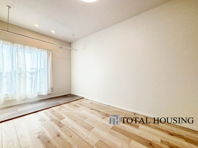 【洋室】 | ナカビシグランドハイツ琴似 | 洋室　約6.2帖
光が沢山取り込める大きな窓。2面採光なので、日差しを長時間受ける事が出来る暖かいお部屋です。