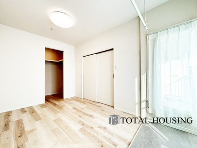 【洋室】 | ナカビシグランドハイツ琴似 | 洋室　約6.2帖
ベッドや机などの家具を設置してもゆとりのある広さで、主寝室におすすめのお部屋です。季節ごとの衣類をまとめて収納できるWICが備わっています。