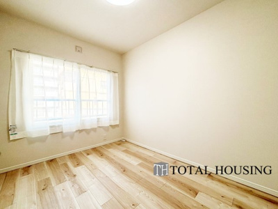 【洋室】 | ナカビシグランドハイツ琴似 | 洋室　約4.7帖
家族構成やライフスタイルに合わせて、多目的にお使いいただけます。優しい色合いの木目調のフローリングが空間にアクセントをもたらしお洒落な室内です。