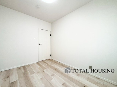 【洋室】 | ナカビシグランドハイツ琴似 | 洋室　約4.7帖
シンプルな内装はどんな家具ともぴったり。お好みのテイストに仕上げていくのも楽しみの一つです。