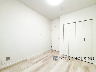 【洋室】 | ナカビシグランドハイツ琴似 | 洋室　約4.6帖
壁面クローゼットのメリットは、衣類が横一列に並ぶためひと目で洋服が選びやすいです♪衣類をたくさんお持ちの方も、無理なく収納することができます。