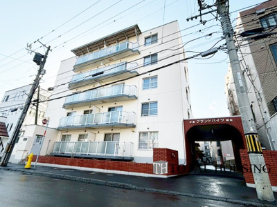 【外観】 | ナカビシグランドハイツ琴似 | 流行に左右されず、将来にわたって価値が継続する「上質」な佇まい。親しみやすさが暮らしを豊かにしてくれる住空間です。