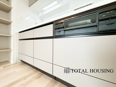 【キッチン】 | ナカビシグランドハイツ琴似 | LDKを広く使え、料理に集中することができる壁付けタイプのキッチンです。上下に収納が設けられており棚も設置されている為、調理用品や食器類をすっきりと収納できます◎