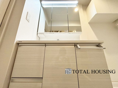 【独立洗面台】 | ナカビシグランドハイツ琴似 | 一日の始まりの朝、歯磨きをしたりメイクや髪をセットしたり・・・使いやすさが考えられた3面鏡です♪シャワー付水栓で洗面台でのシャンプーや毎日の掃除に大変便利ですね♪