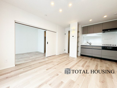 【居間・リビング】 | ナカビシグランドハイツ琴似 | LDKと洋室の間の扉を開けることで、開放感あふれる空間に！
どちらの居室にも大きな窓がある為、リビング全体が明るい陽光に包まれます。