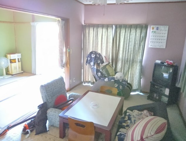 売中古戸建　田方郡函南町平井の洋室|窓からの日差しが気持ちいいお部屋です。静かにゆっくりとお過ごしいただけます。