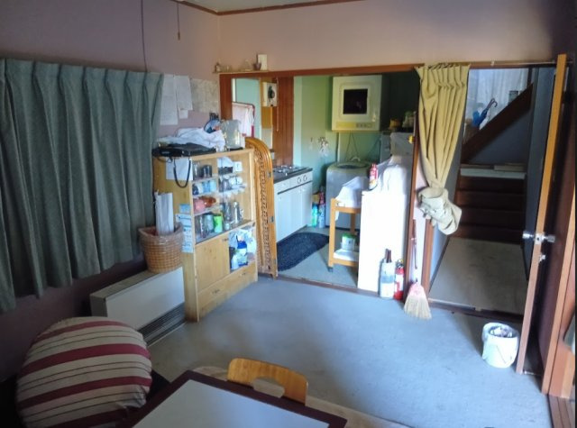 売中古戸建　田方郡函南町平井の洋室|こじんまりとしたキッチン横のお部屋です。