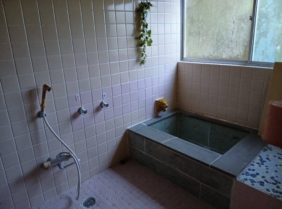 売中古戸建　田方郡函南町平井の浴室|大きな窓のついた明るいお風呂です。ライオンの蛇口がおしゃれですね。