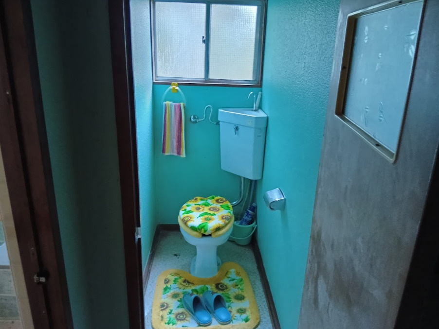 売中古戸建　田方郡函南町平井のトイレ|明るいクロスが印象的なトイレです。