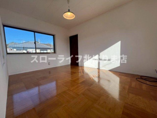 【洋室】 | 西脇市高田井町　貸家 | 奥の扉は駐車場に繋がっています