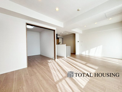 【居間・リビング】 | パーソナルステージ中島公園グレイス | LDKに隣接する洋室は、扉を開放すればLDKと繋がります。夜間は個室にスイッチすることも可◎ご家族のライフステージに合わせた空間を創ることができる便利なお部屋です！