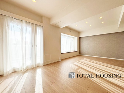 【居間・リビング】 | パーソナルステージ中島公園グレイス | 窓が大きく開放的な約16.0帖のLDK。たっぷりと光が差し込む広いリビングで家族揃ってゆったりとした時間をお過ごしいただけます。