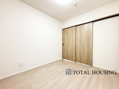 【洋室】 | パーソナルステージ中島公園グレイス | 洋室　約4.8帖
LDKと隣接した洋室でリビングから目が届く場所なので、お子様の遊び部屋・お昼寝スペースとして使うのもオススメです♪